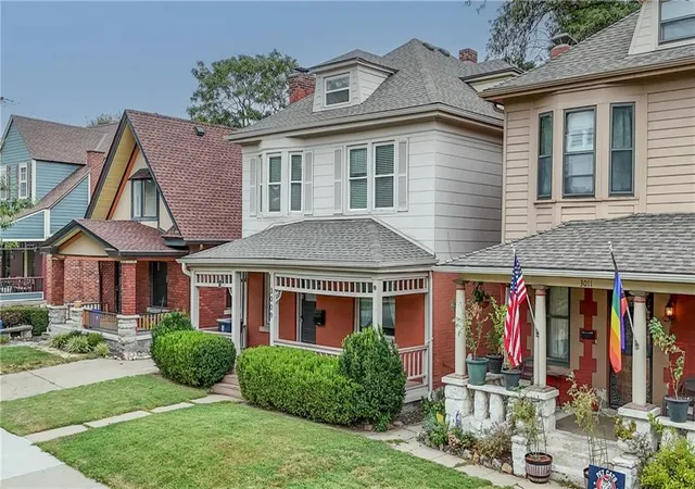 Photo 2 of Sale Pending at 3009 Oak St, Kansas City, MO 64108 | MLS# 2640936 | Listing updated on 2026-10-09