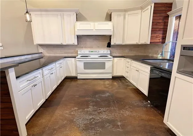 Photo 4 of Single family home for sale at 207 N Lyon St, Butler, MO 64730 | MLS# 2640944 | Listing updated on 2026-09-14