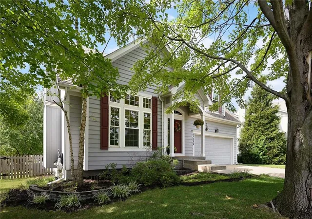 Photo 2 of Sale Pending at 15736 S Locust St, Olathe, KS 66062 | MLS# 2640952 | Listing updated on 2026-09-12