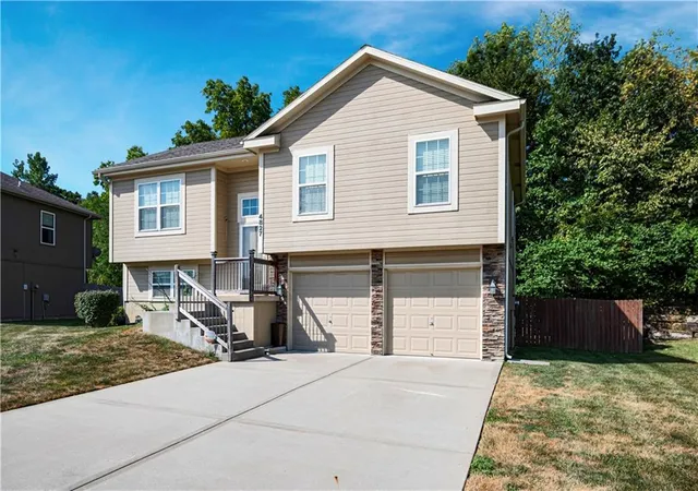 Photo 2 of Single family home for sale at 4827 Shearer Ct, Kansas City, KS 66106 | MLS# 2640954 | Listing updated on 2026-09-11