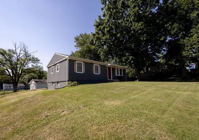 Photo 3 of Sale Pending at 8347 Elizabeth Ave, Kansas City, KS 66112 | MLS# 2640959 | Listing updated on 2026-09-10