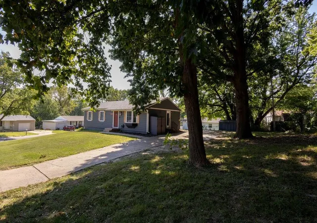 Photo 3 of Sale Pending at 8347 Elizabeth Ave, Kansas City, KS 66112 | MLS# 2640959 | Listing updated on 2026-09-10