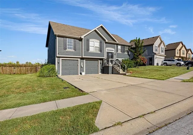 Photo 3 of Single family home for sale at 908 N Birch St, Kearney, MO 64060 | MLS# 2640962 | Listing updated on 2026-09-15
