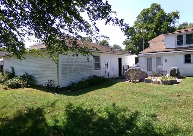 Photo 4 of Sale Pending at 107 N Walnut St, Sweet Springs, MO 65351 | MLS# 2640972 | Listing updated on 2026-09-12