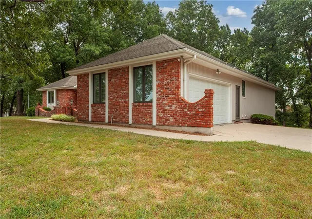 Photo 3 of Single family home for sale at 4912 Whitney Dr, Independence, MO 64055 | MLS# 2640987 | Listing updated on 2026-09-27