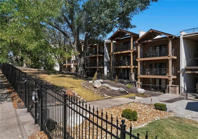 Photo 1 of Condo for sale at 4727 Jarboe St #41, Kansas City, MO 64112 | MLS# 2640994 | Listing updated on 2026-10-06