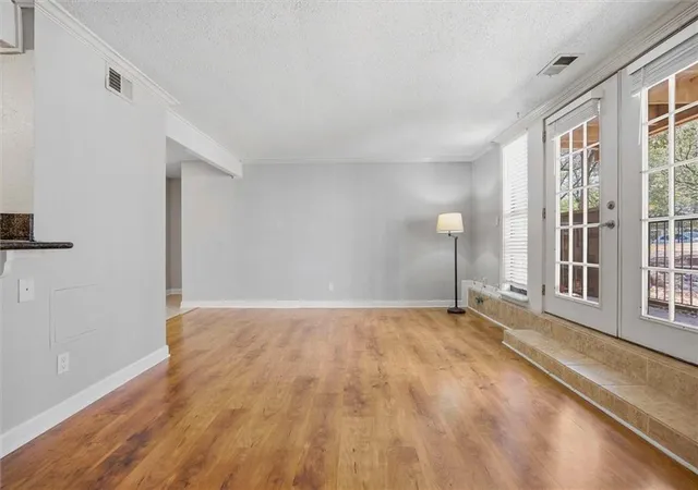 Photo 3 of Condo for sale at 4727 Jarboe St #41, Kansas City, MO 64112 | MLS# 2640994 | Listing updated on 2026-10-06