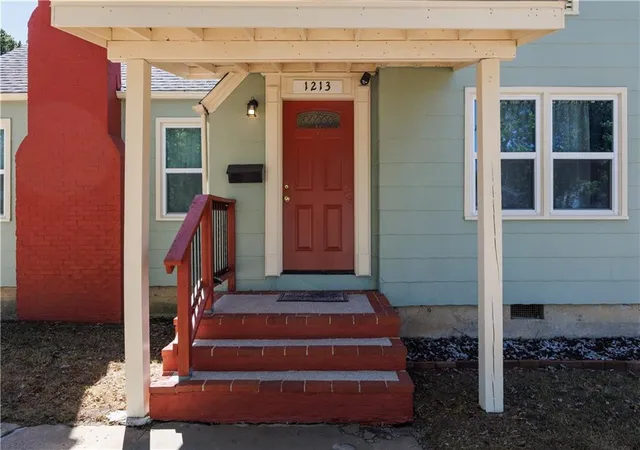 Photo 3 of Single family home for sale at 1213 W 3rd Street, Coffeyville, KS 67337 | MLS# 2641017 | Listing updated on 2026-10-29