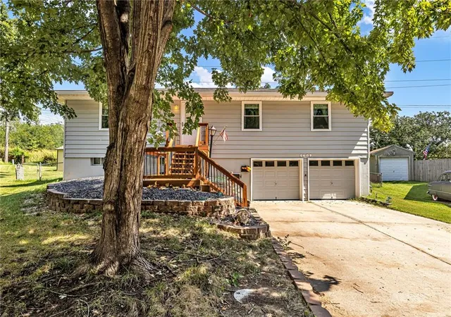 Photo 1 of Sale Pending at 5609 N Booth Ave, Kansas City, MO 64119 | MLS# 2641038 | Listing updated on 2026-09-11