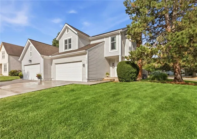 Photo 1 of Sale Pending at 11900 Grandview St, Overland Park, KS 66213 | MLS# 2641090 | Listing updated on 2026-09-13