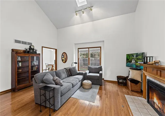 Photo 3 of Sale Pending at 11900 Grandview St, Overland Park, KS 66213 | MLS# 2641090 | Listing updated on 2026-09-13