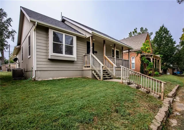 Photo 3 of Single family home for sale at 407 W Peoria St, Paola, KS 66071 | MLS# 2641163 | Listing updated on 2026-09-14