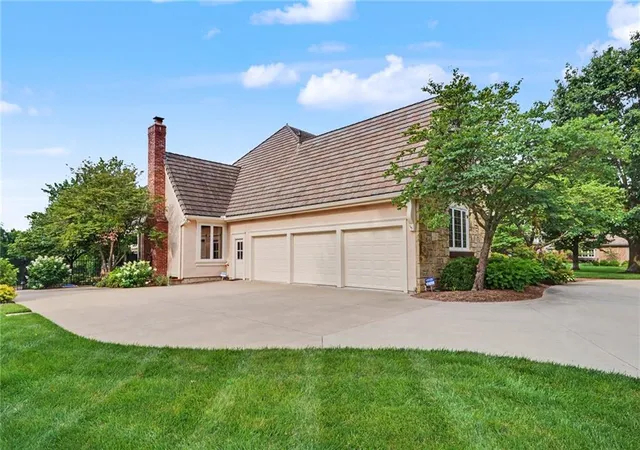 Photo 3 of Mansion for sale at 4305 Nicklaus Dr, Lawrence, KS 66049 | MLS# 2641166 | Listing updated on 2026-09-11