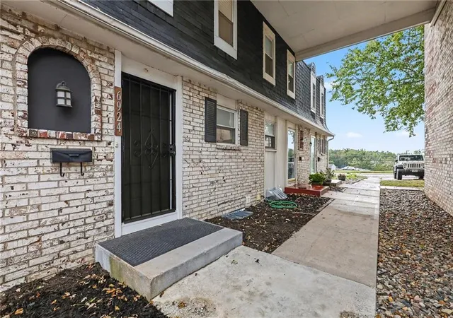 Photo 1 of Townhouse for sale at 6924 Nw Chapel Woods Ln, Kansas City, MO 64152 | MLS# 2641169 | Listing updated on 2026-09-13