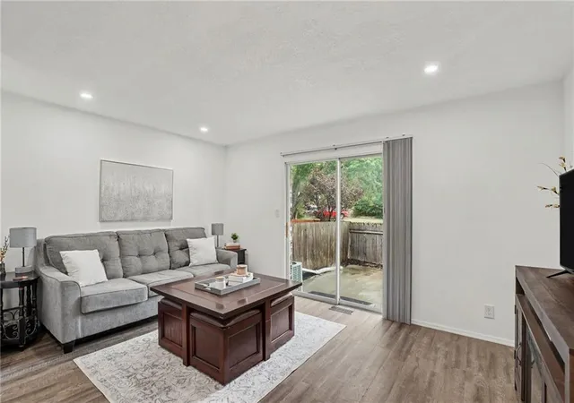 Photo 2 of Townhouse for sale at 6924 Nw Chapel Woods Ln, Kansas City, MO 64152 | MLS# 2641169 | Listing updated on 2026-09-13