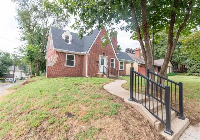 Photo 3 of Sale Pending at 412 N 25th Street, Saint Joseph, MO 64501 | MLS# 2641191 | Listing updated on 2026-10-01