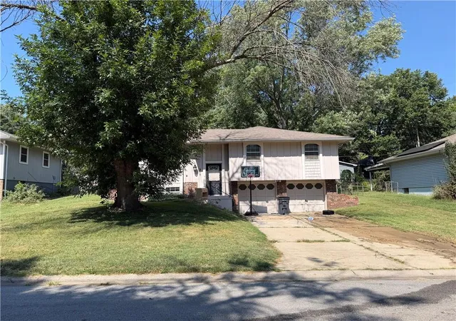 Photo 2 of Single family home for sale at 317 Sandstone Dr, Blue Springs, MO 64014 | MLS# 2641194 | Listing updated on 2026-09-11