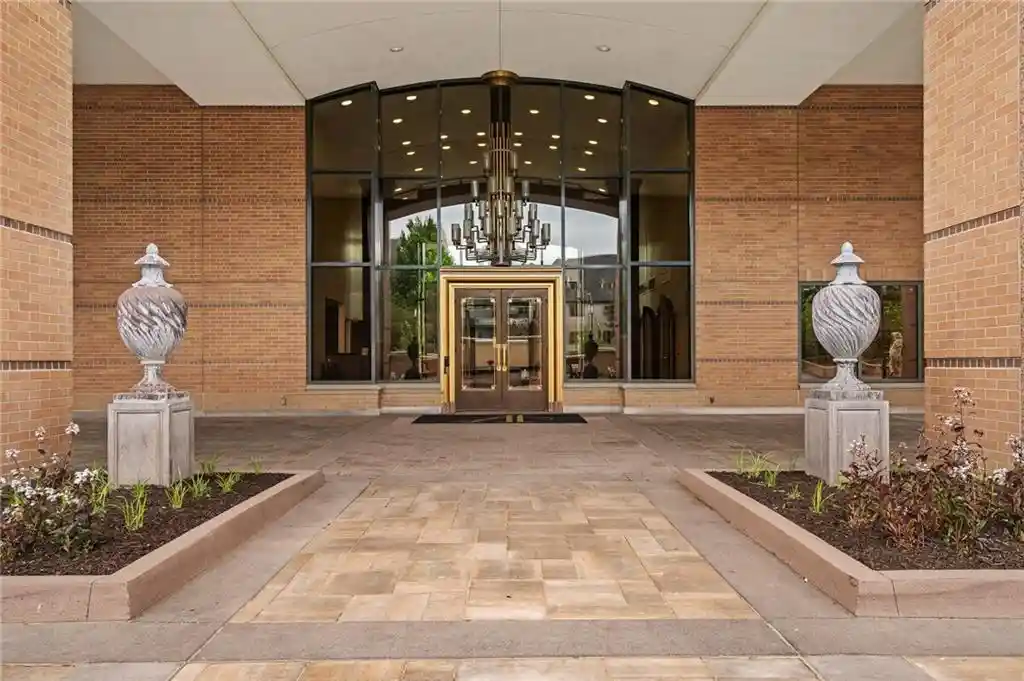 Listing Photo 2 - Condo for sale in Alameda Tower located at 400 W 49Th Ter, Kansas, MO 64112 - Unit #2032
