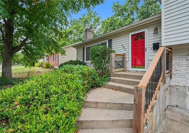 Photo 1 of Sale Pending at 701 S Sunset Dr, Olathe, KS 66061 | MLS# 2641238 | Listing updated on 2026-09-14