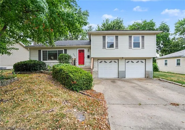 Photo 2 of Sale Pending at 701 S Sunset Dr, Olathe, KS 66061 | MLS# 2641238 | Listing updated on 2026-09-14