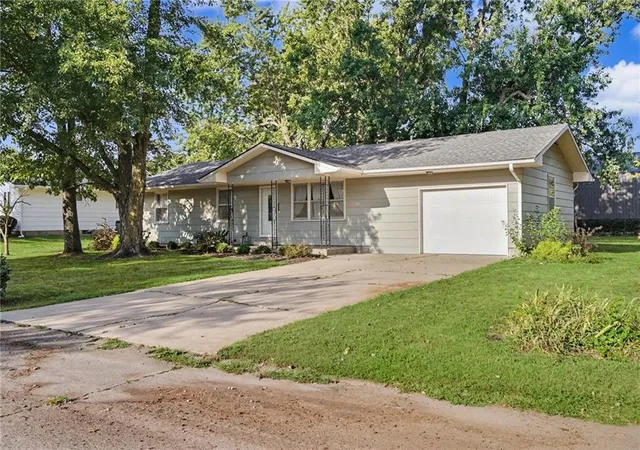 Photo 2 of Single family home for sale at 609 Kings Hwy, Garnett, KS 66032 | MLS# 2641249 | Listing updated on 2026-09-15