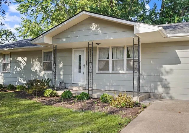 Photo 3 of Single family home for sale at 609 Kings Hwy, Garnett, KS 66032 | MLS# 2641249 | Listing updated on 2026-09-15