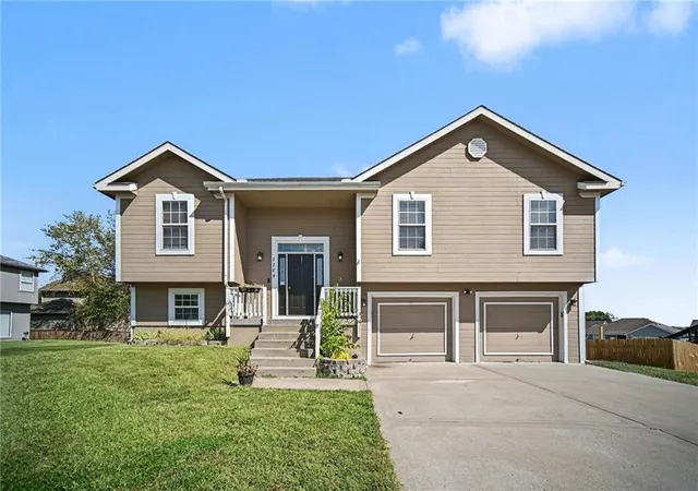 Single family home for sale at 1108 E 18th Street, Kearney, MO 64060 | MLS# 2641263