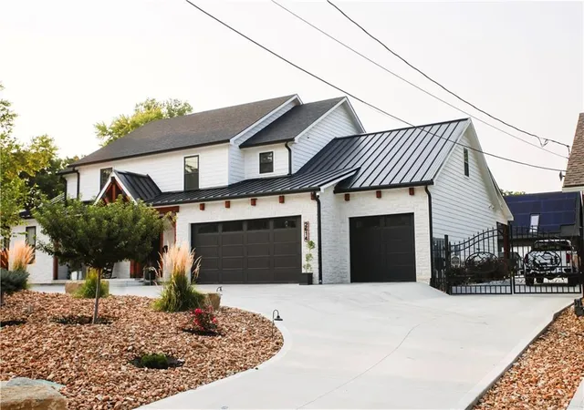 Photo 3 of Mansion for sale at 2614 W 44th Avenue, Kansas City, KS 66103 | MLS# 2641268 | Listing updated on 2026-09-11