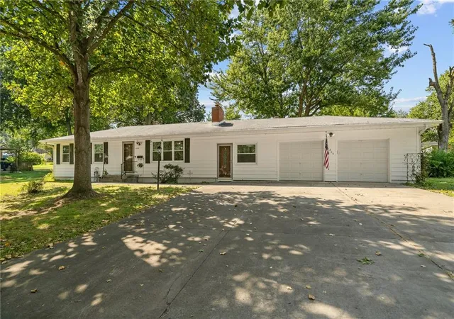 Photo 3 of Single family home for sale at 6200 Hedges Ave, Raytown, MO 64133 | MLS# 2641293 | Listing updated on 2026-09-12