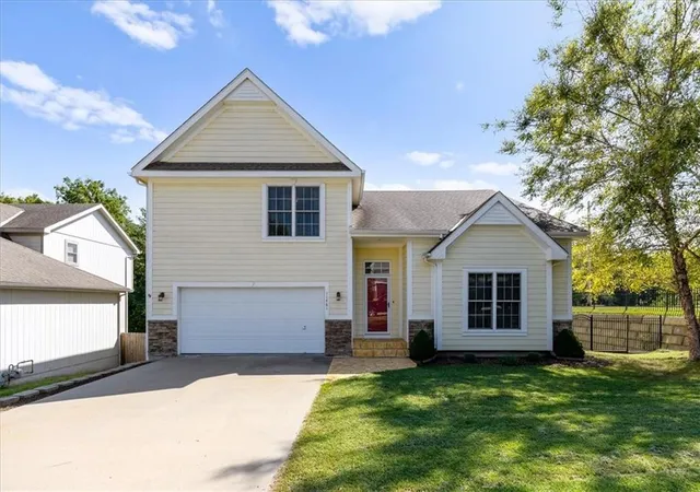 Photo 2 of Single family home for sale at 11461 Parkview Ave, Kansas City, KS 66109 | MLS# 2641338 | Listing updated on 2026-09-12