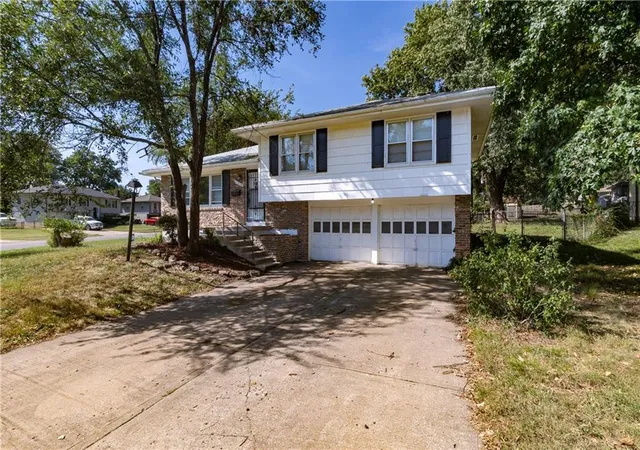 Photo 1 of Single family home for sale at 11815 Armitage Dr, Kansas City, MO 64134 | MLS# 2641346 | Listing updated on 2026-09-11