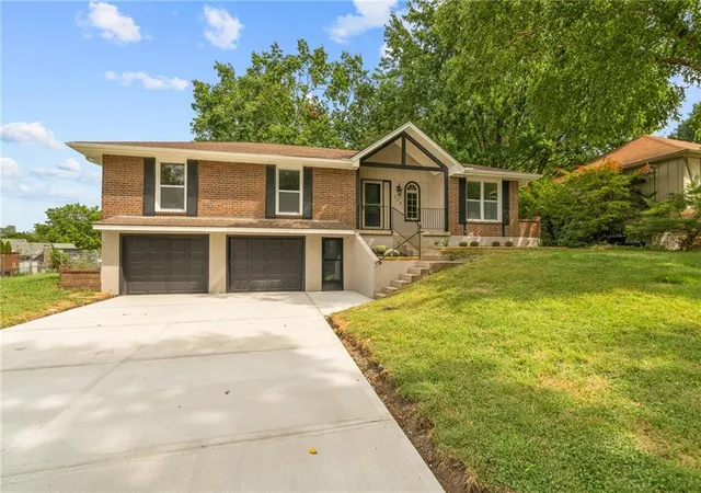 Photo 3 of Single family home for sale at 113 Sw Concord Ct, Blue Springs, MO 64014 | MLS# 2641397 | Listing updated on 2026-09-14