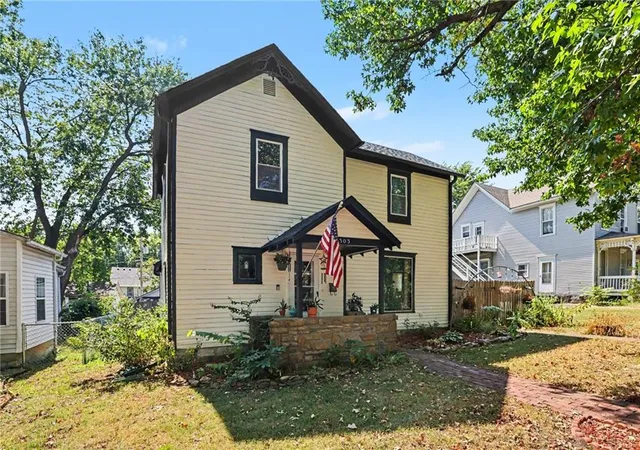 Photo 3 of Single family home for sale at 303 E Wea St, Paola, KS 66071 | MLS# 2641410 | Listing updated on 2026-10-05