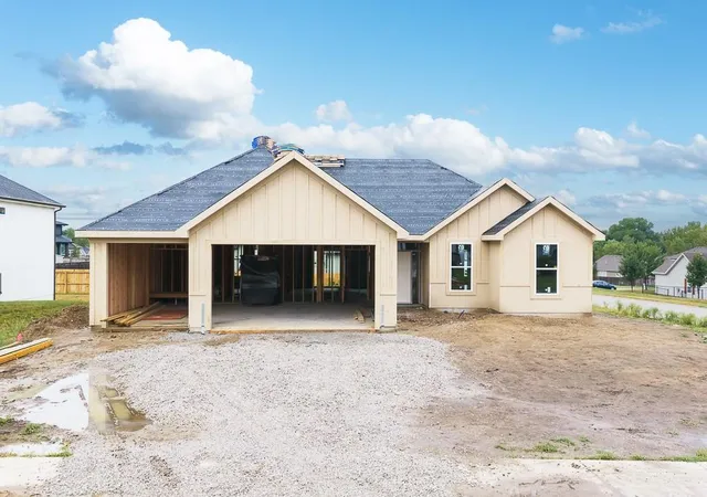 Photo 1 of Single family home for sale at 2706 Stone Crk Ave, Tonganoxie, KS 66086 | MLS# 2641413 | Listing updated on 2026-09-11