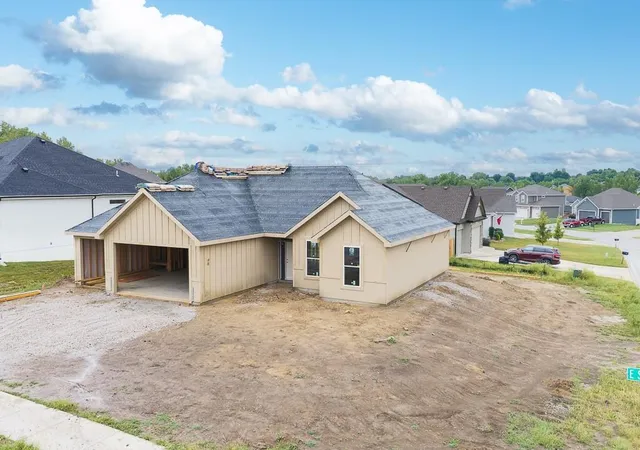 Photo 2 of Single family home for sale at 2706 Stone Crk Ave, Tonganoxie, KS 66086 | MLS# 2641413 | Listing updated on 2026-09-11