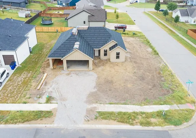 Photo 3 of Single family home for sale at 2706 Stone Crk Ave, Tonganoxie, KS 66086 | MLS# 2641413 | Listing updated on 2026-09-11
