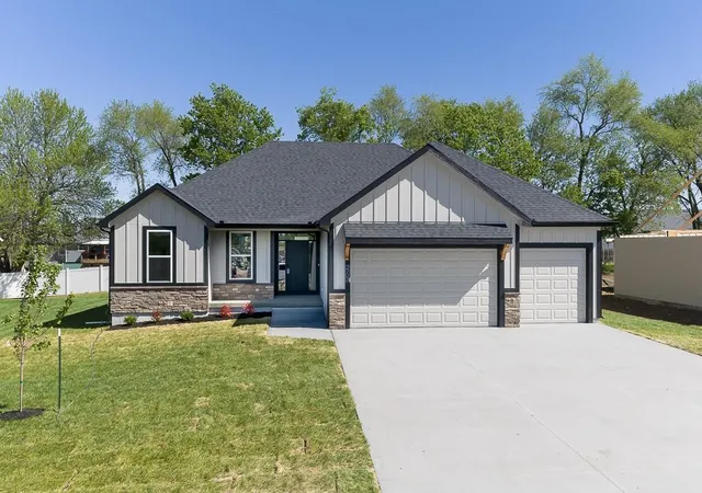 Photo 1 of Single family home for sale at 2723 Stone Crk Ave, Tonganoxie, KS 66086 | MLS# 2641416 | Listing updated on 2026-09-11