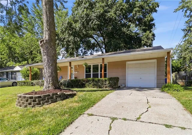 Photo 3 of Single family home for sale at 5914 N Park Ave, Kansas City, MO 64118 | MLS# 2641445 | Listing updated on 2026-09-20