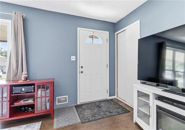 Photo 4 of Single family home for sale at 5914 N Park Ave, Kansas City, MO 64118 | MLS# 2641445 | Listing updated on 2026-09-20
