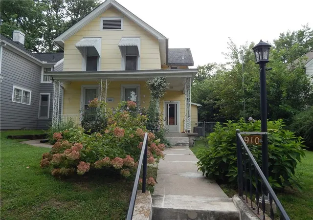 Photo 3 of Single family home for sale at 910 Columbia Ave, Leavenworth, KS 66048 | MLS# 2641553 | Listing updated on 2026-09-15