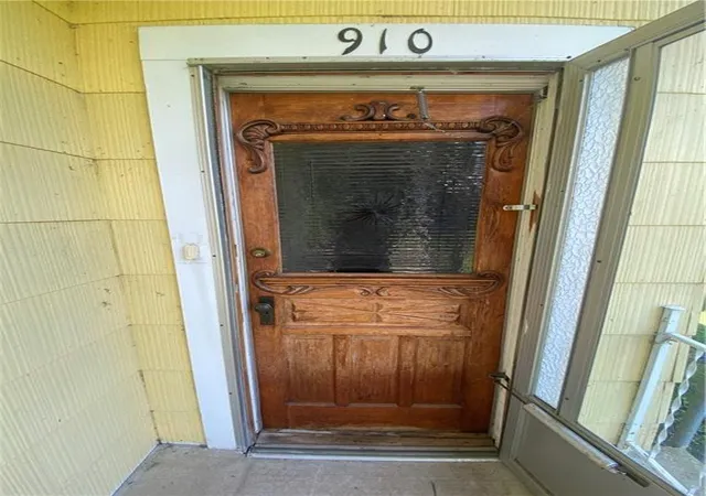 Photo 3 of Single family home for sale at 910 Columbia Ave, Leavenworth, KS 66048 | MLS# 2641553 | Listing updated on 2026-09-15