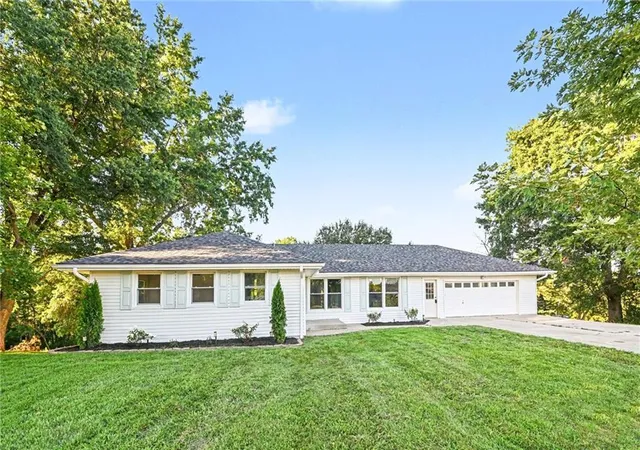 Photo 1 of Single family home for sale at 1500 Ridgeview Rd, Liberty, MO 64068 | MLS# 2641590 | Listing updated on 2026-09-22