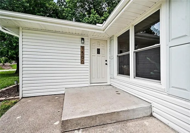 Photo 3 of Single family home for sale at 1500 Ridgeview Rd, Liberty, MO 64068 | MLS# 2641590 | Listing updated on 2026-09-22
