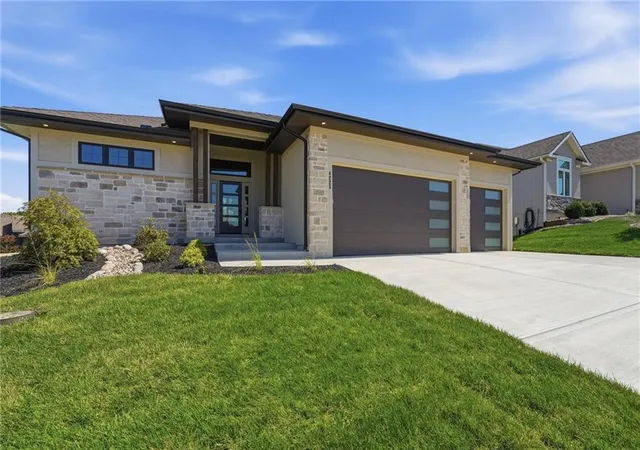 Photo 1 of Single family home for sale at 4225 Ne Overbrook Dr, Lees Summit, MO 64064 | MLS# 2641606 | Listing updated on 2026-09-13