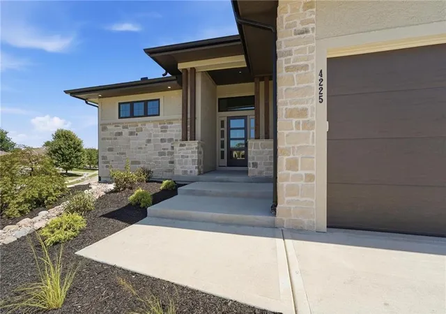 Photo 2 of Single family home for sale at 4225 Ne Overbrook Dr, Lees Summit, MO 64064 | MLS# 2641606 | Listing updated on 2026-09-13