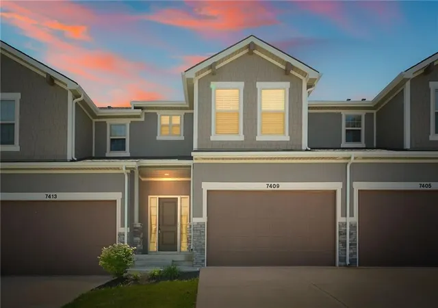 Townhouse for sale at 7409 Grand Slam St, Parkville, MO 64152 | MLS# 2641643