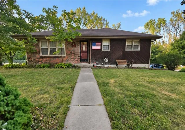 Photo 1 of Single family home for sale at 1950 Safari Dr, Saint Joseph, MO 64506 | MLS# 2641646 | Listing updated on 2026-09-12