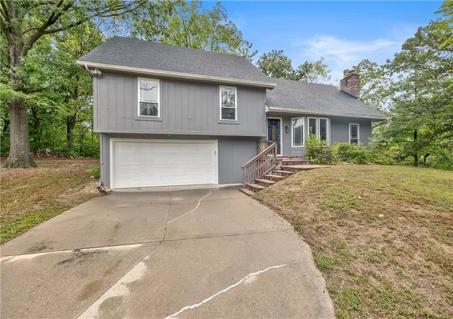 Single family home for sale at 5409 NW Fox Hl Rd, Kansas City, MO 64152 | MLS# 2641678