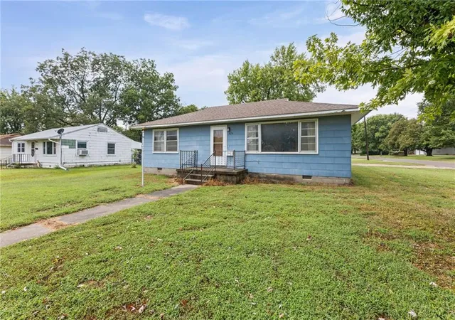 Photo 3 of Sale Pending at 624 N Vermont St, Iola, KS 66749 | MLS# 2641719 | Listing updated on 2026-09-15