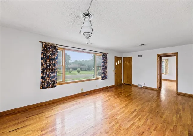 Photo 4 of Sale Pending at 624 N Vermont St, Iola, KS 66749 | MLS# 2641719 | Listing updated on 2026-09-15